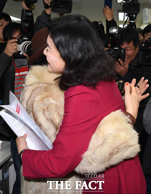 류여해 자유한국당 최고위원(오른쪽)이 26일 오전 서울 여의도 자유한국당사에서 기자회견을 마친 뒤 한 지지자의 응원을 받고 있다. /여의도=이새롬 기자