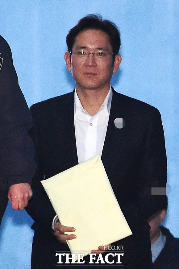 이재용 삼성전자 부회장이 27일 오후 서울 서초구 서울고등법원에서 열린 뇌물공여 관련 항소심 결심공판에서 오전 재판을 마치고 법정을 나서고 있다./남용희 기자