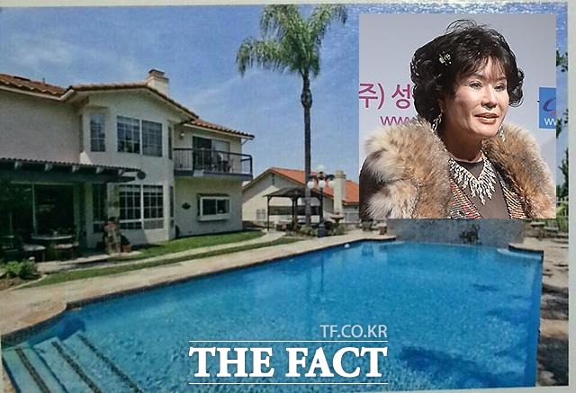 LA 저택도 알고보니 전 부인 소유. 뇌출혈로 쓰러져 요양원에 머물고 있는 그는 처음부터 철저히 빈손이었다. 이혼 후에도 줄곧 돌본 것으로 알려진 줄리아 리(오른쪽 위 작은 사진)는 2018년 1월1일 요양원을 방문해 자니 윤과 식사를 하겠다고 말했다. /더팩트 DB, 줄리아 리