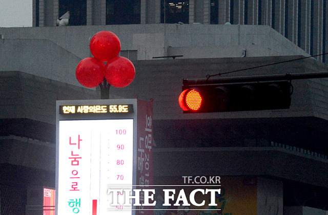 빨간불 켜진 사랑의 온도 28일 서울 종로구 광화문광장에 설치된 사랑의 온도탑이 최근 3년간 가장 낮은 수치인 55.9도를 가리키고 있다. /이동률 인턴기자