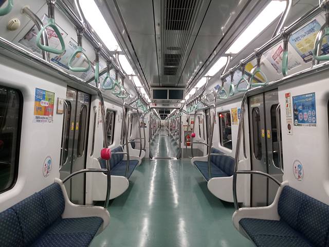 부산 지하철 3호선에 있는 임산부 배려석 총320좌석에 핑크라이트를 24일 설치했다./부산시 출산보육과 제공
