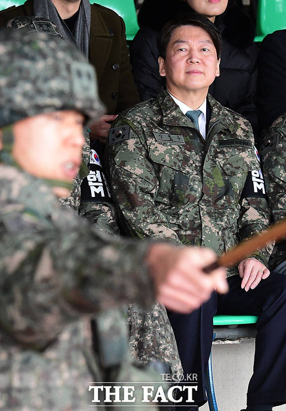 안철수 국민의당 대표가 28일 오전 경기 파주 육군 1사단 GOP 도라전망대를 찾아 경계 작전 현황을 듣고 있다./파주=남용희 기자