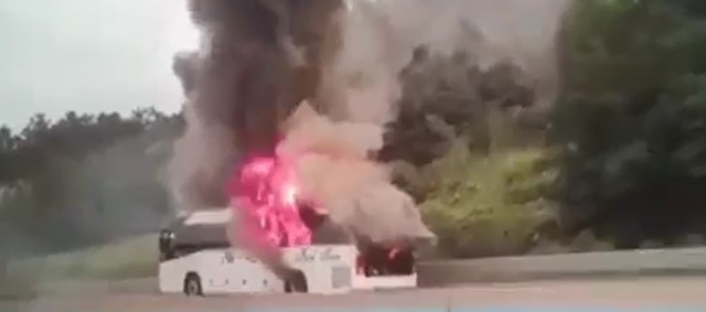지난해 10월13일 경부고속도로를 달리던 버스에서 불이 나 승객과 운전사 20명 중 10명이 숨졌다. /유튜브(기사내용과 무관)