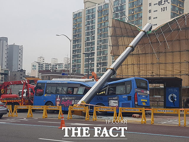 28일 서울 강서구의 한 건물 철거 현장에서 5톤급 굴삭기를 들어 올리던 70톤급 타워크레인 구조물이 무너지면서 16명의 사상자가 발생했다. /장병문 기자