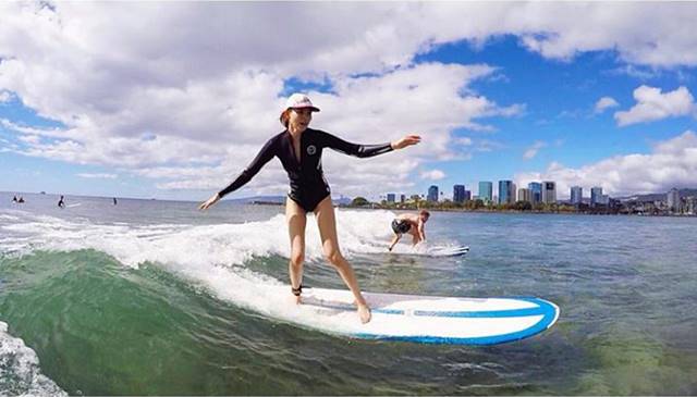 야노시호, 서핑 즐기는 모습 공개. 일본 톱모델 야노시호가 성탄절 하와이에서 서핑을 즐기는 모습을 공개해 시선을 끌었다./ 야노시호 SNS