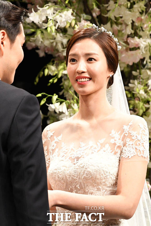반지 교환한 정인영 아나운서. 정인영 아나운서는 결혼식 내내 웃음을 잃지 않았다. /남윤호 기자