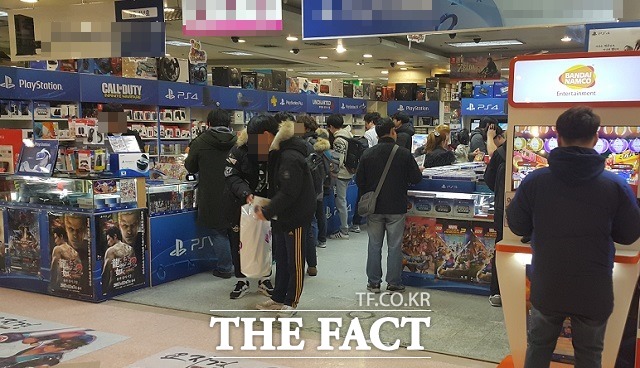 29일 오후 서울 서초구에 위치한 한 게임 소매점에서 고객들이 상품을 둘러보고 있다. /최승진 기자