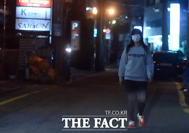지난해 10월 26일 정유라가 서울 강남구 신사동 미승빌딩 앞 거리를 홀로 걷고 있다. /이새롬 기자