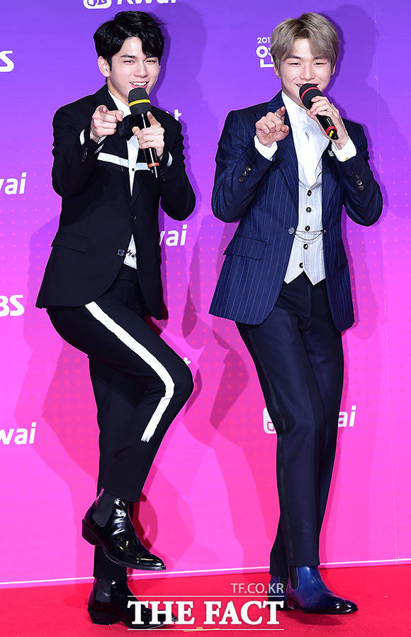 그룹 워너원 옹성우(왼쪽)와 강다니엘이 30일 오후 서울 마포구 상암동 SBS프리즘타워에서 열린 2017 SBS 연예대상에 참석해 포즈를 취하고 있다./남용희 기자