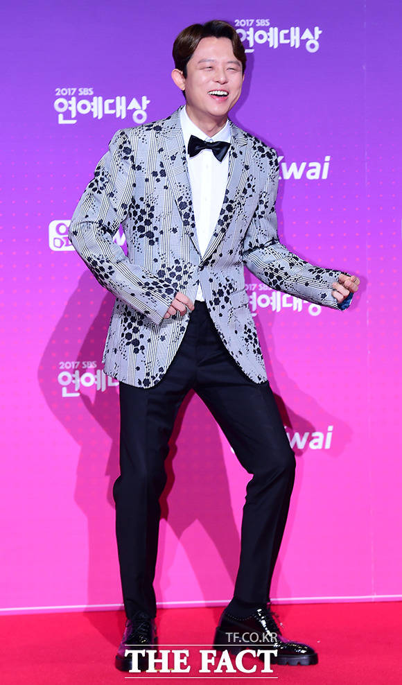가수 토니안이 30일 오후 서울 마포구 상암동 SBS프리즘타워에서 열린 2017 SBS 연예대상에 참석해 춤을 추고 있다./남용희 기자