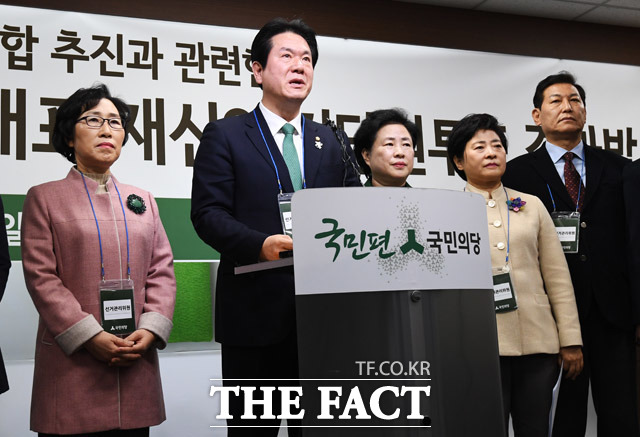 이동섭 국민의당 선관위원장(왼쪽 두번째)이 31일 오전 서울 여의도 국민의당 중앙당사에서 열린 안철수 국민의당 당대표 재신임 전당원 투표 결과 발표 기자회견에서 투표 결과를 발표하고 있다. / 배정한 기자