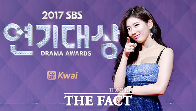2017 SBS 연기대상이 31일 오후 서울 마포구 상암산로 SBS 프리즘타워에서 열린 가운데 가수 겸 배우 수지가 포토타임을 갖고 있다./이덕인 기자