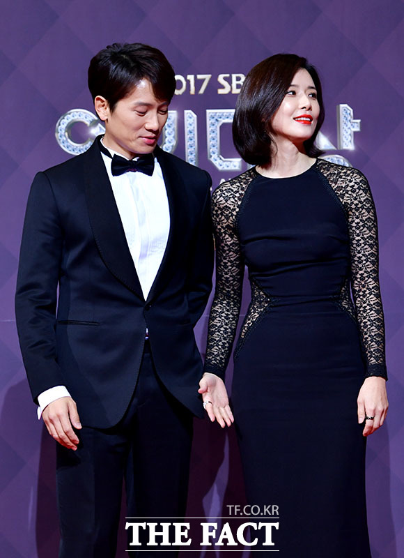 2017 SBS 연기대상이 31일 오후 서울 마포구 상암산로 SBS 프리즘타워에서 열린 가운데 배우 지성(왼쪽)이 이보영이 내민 손을 바라보고 고민하고 있다. /이덕인 기자