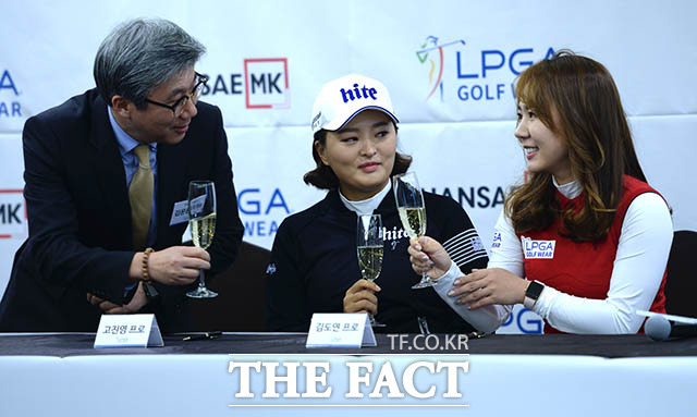 건배하는 김문환 한세엠케이 대표와 고진영, 김도연(왼쪽부터)