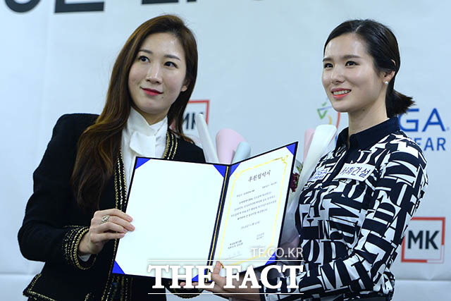 후원협약서 받는 박소현(오른쪽)