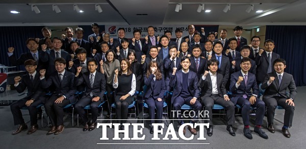 한국프로축구연맹 권오갑 총재를 비롯한 임직원들이 2일 오전 2018 시무식을 갖고 기념촬영을 하고 있다./K리그