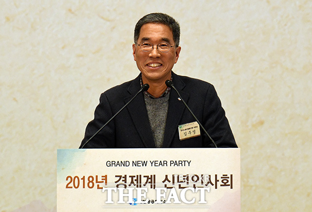 덕담하는 김주영 한국노총위원장