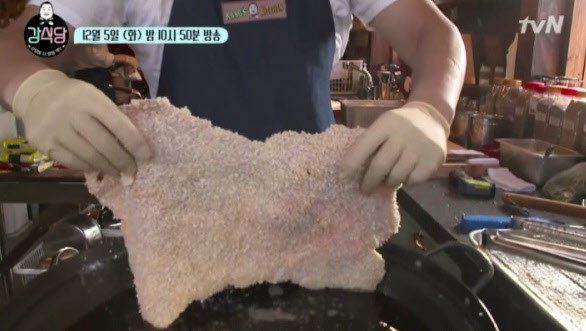 tvN 강식당에서 강호동이 40cm가 넘는 크기의 돈까스를 튀기고 있다. /tvN 방송화면