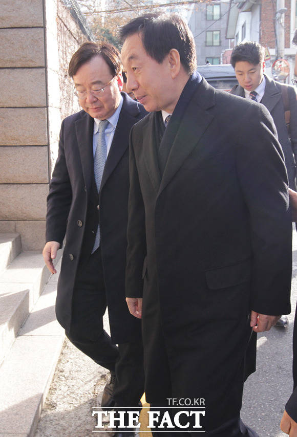 자택에 들어가는 김성태 자유한국당 원내대표
