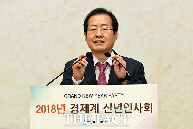 경제인들과 덕담 나누는 홍준표 자유한국당 대표