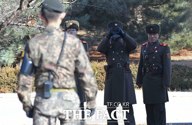 리선권 조국평화통일위원회 위원장은 3일 오후 3시 30분부터 판문점 연락채널을 개통한다고 밝혔다. 지난 10월 27일 오전 판문점 사건 현장 인근에서 북한군 병사들이 남측 상황을 살펴보고 있다./더팩트DB