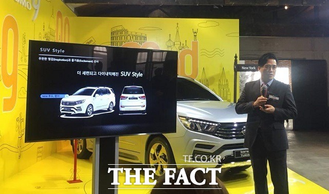 이석우 팀장이 3일 열린 2018 코란도 투리스모어 출시 행사에서 취재진 앞에서 프리젠테이션하고 있다. /성동구=이성로 기자