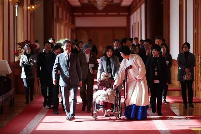 문재인 대통령은 4일 일본 위안부 피해 할머니들을 청와대로 초청했다./청와대 제공