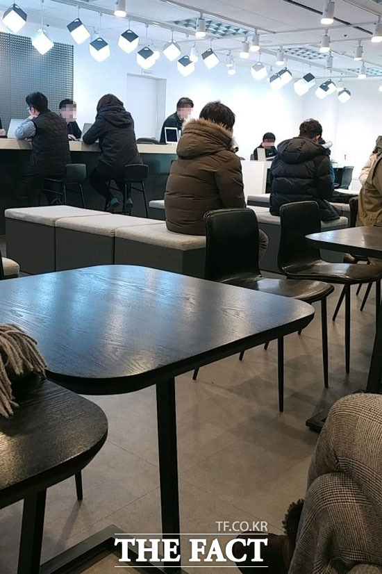4일 서울 종로에 있는 애플 공식 AS센터를 방문한 고객들이 대기하고 있다. /종로=이성락 기자