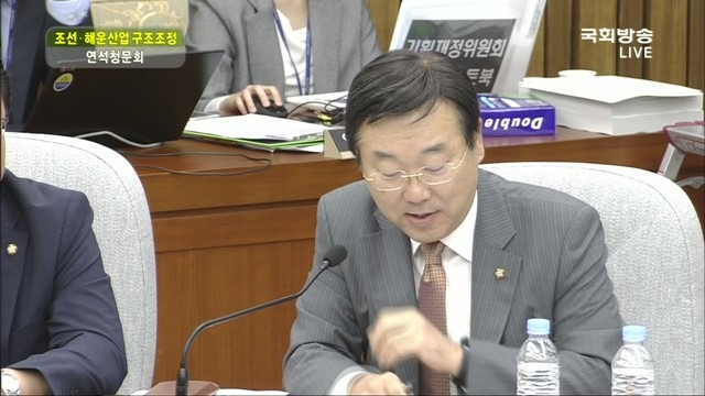김종석 자유한국당 의원(사진)이 시민에게 욕설을 암시하는 문자를 보내 논란의 대상이 되고 있다./국회방송 캡처