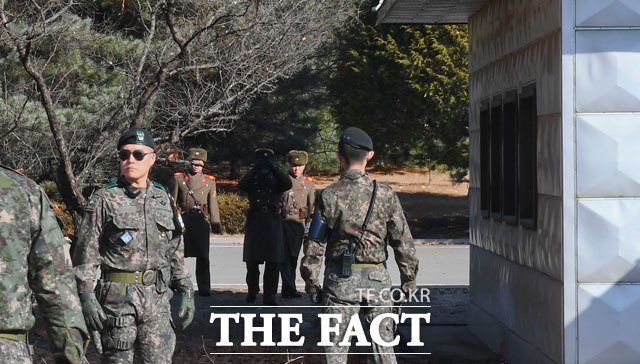 통일부는 5일 북한이 오는 9일 남북 고위급 당국간 회담 제안을 수락했다고 밝혔다. 지난해 10월 13일 북한군 병사가 판문점 공동경비구역(JSA)을 통해 귀순했던 사건이 일어난 가운데 27일 오전 판문점 사건 현장 인근에서 북한군 병사들이 남측 상황을 살펴보고 있다./더팩트DB