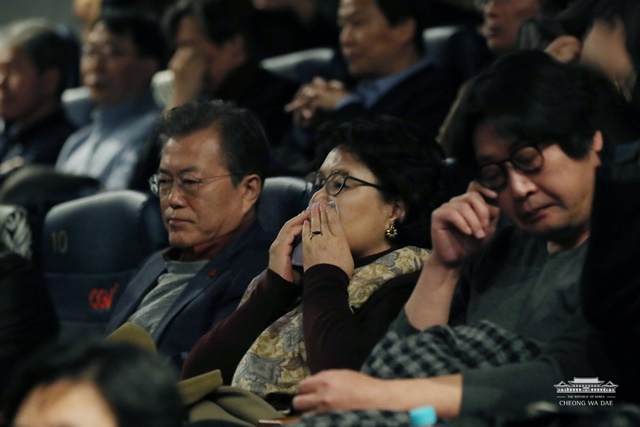 문재인 대통령이 부인 김정숙 여사와 7일 영화 1987를 관람하면서 눈물을 글썽이고 있다./ 청와대 제공