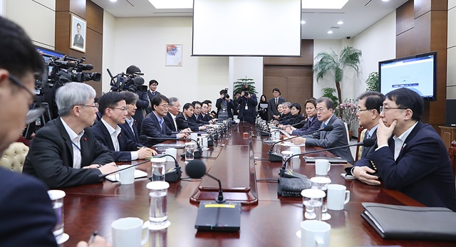 문재인 대통령이 수석·보좌관 회의에 참석해 발언하고 있다./청와대 제공