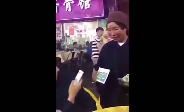 중국에서 구걸하는 사람이 깡통대신 QR코드가 적힌 종이를 시민에게 보여주고 있다./유튜브 영상 캡처 (Aloysius Chan)