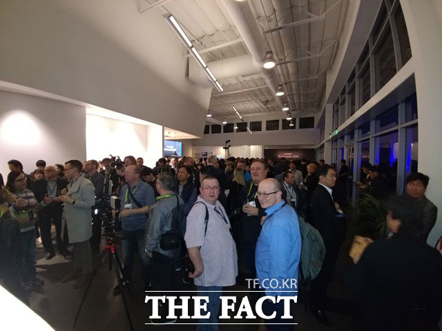 8일 라스베이거스 엔클레이브 컨벤션센터에 모인 전 세계 미디어들이 삼성 퍼스트 룩 2018 행사를 기다리고 있다. /라스베이거스=이성락 기자