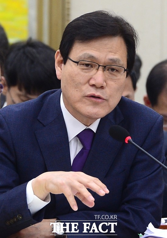 최종구 금융위원장은 8일 정부서울청사에서 가상통화와 관련한 기자간담회를 열고, 가상화폐 거래소에 가상계좌를 제공하는 은행을 집중 점검할 방침이라고 밝혔다. /더팩트 DB