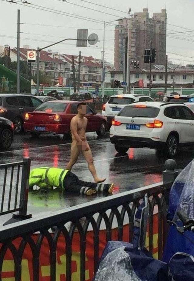 한 남성이 나체로 거리를 횡단하고 있다. /온라인 커뮤니티