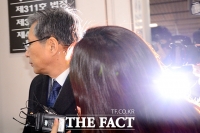 [TF포토] 취재진 피해 출석하는 조원동 전 경제수석