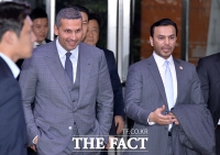 [TF포토] 밝은 모습으로 'UAE 대사와 대화 나누는 칼둔 행정청장'