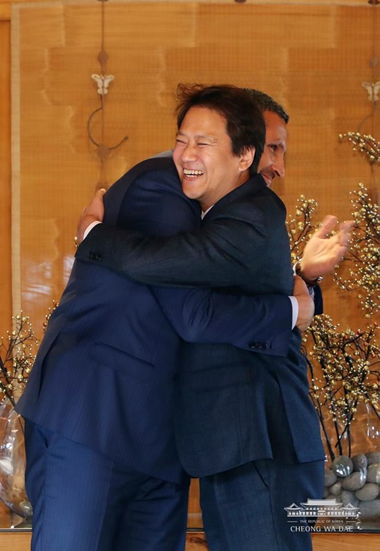 칼둔 청장과 임종석 실장이 포옹하며 반가워하고 있다./청와대 페이스북