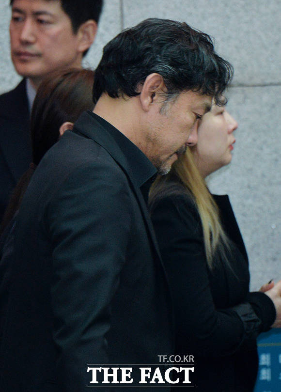 고 김주혁의 발인에 참석한 배우 정진영. 정진영은 김주혁에 대해 주혁이는 영화 속에 살아있다고 생각한다고 말했다. /더팩트 DB