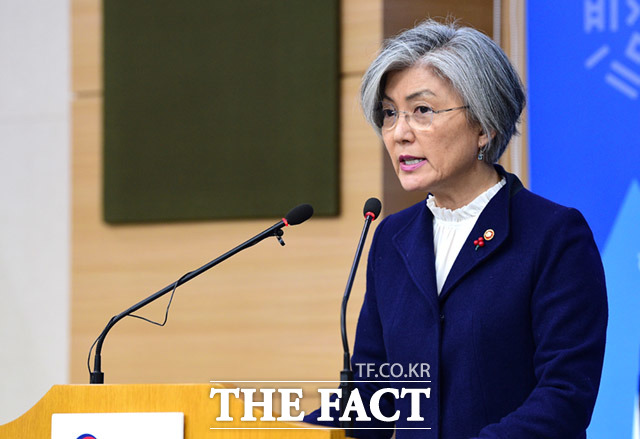 강경화 장관이 2015년 위안부합의는 진정한 문제해결 될 수 없다는 정부의 입장을 밝히고 있다.