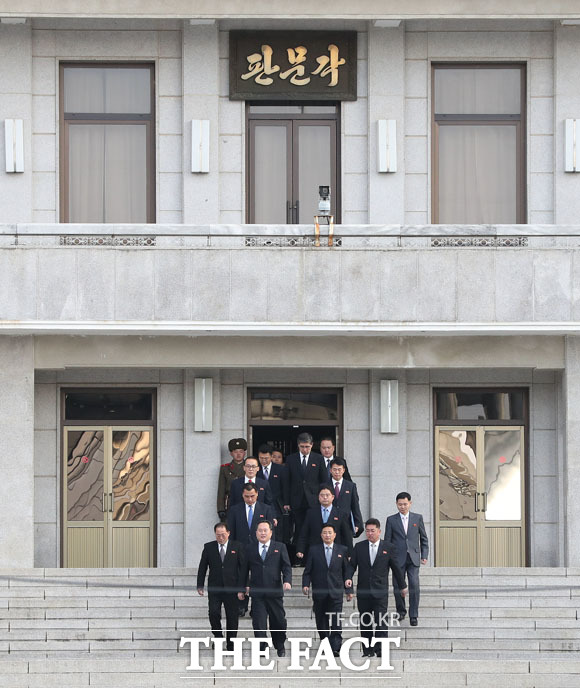 9일 남북 고위급회담이 판문점 남측 평화의 집에서 열렸다. 리선권 조국평화통일위원회 위원장을 비롯한 북측 대표단이 판문각을 나와 남측으로 이동하고 있다. /사진공동취재단