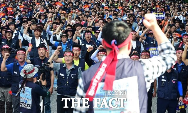 현대자동차 노조가 2017년 임금과 단체협약 교섭 잠정합의안 부결 이후 5일 연속 부분파업에 나선 가운데 업계 일각에서는 노조가 전면파업에 나서는 것 아니냐는 우려의 목소리가 나온다. /더팩트 DB