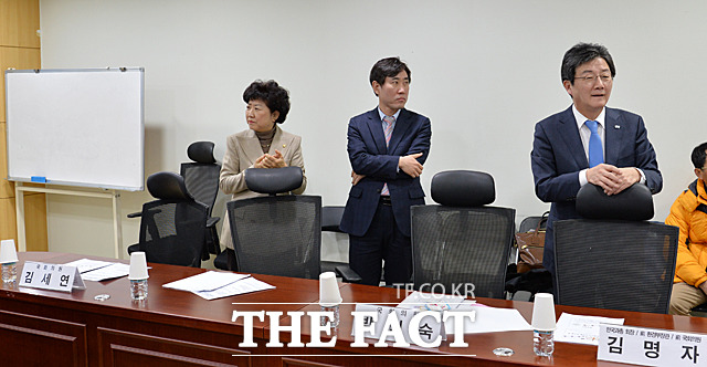 얼굴은 보고 가야하는데... 언제 오나 - 김세연 의원을 기다리는 유승민 대표(오른쪽)