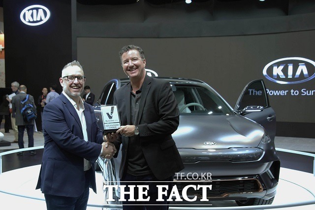 기아자동차가 하반기 국내 출시 예정인 차세대 전기차 니로EV도 수상의 영예를 얻었다. 크리스 로이드 리뷰드닷컴 제너럴 매니저(왼쪽)와 제임스 벨 기아차 홍보담당 이사 /기아자동차 제공