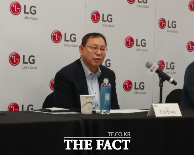 조성진 LG전자 부회장이 11일(한국시각) 미국 라스베이거스 CES 2018 현장에서 열린 기자간담회에 참석해 취재진의 질문에 답하고 있다. /라스베이거스=이성락 기자
