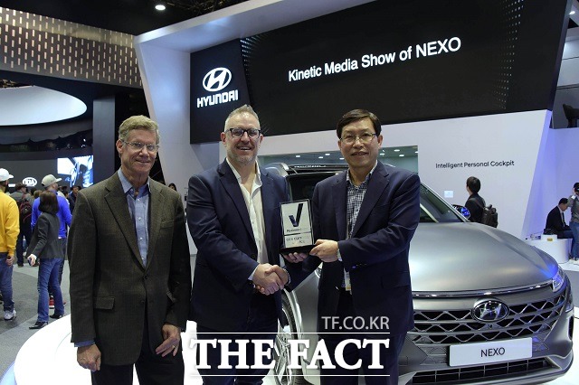 현대자동차의 차세대 수소전기차 넥쏘가 11일 미국 라스베가스에서 열리고있는 2018 CES에서 유력 언론사들이 뽑는 에디터들의 선택상을 수상했다. 마이크 오브라이언 현대차 미국법인 상품담당부사장(사진 왼쪽)과 크리스 로이드 리뷰드닷컴 제너럴 매니저, 이기상 현대차 환경기술센터장(왼쪽부터) /현대자동차 제공