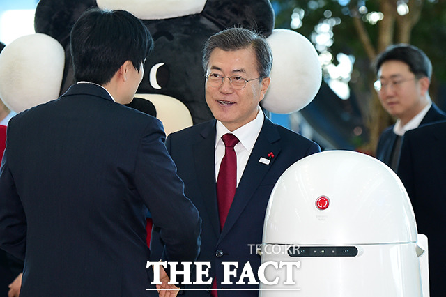 문재인 대통령이 12일 오후 인천국제공항 제2터미널 개장식에 참석해 무인 안내 로봇의 안내를 받으며 행사장으로 입장하고 있다. /인천국제공항=남용희 기자