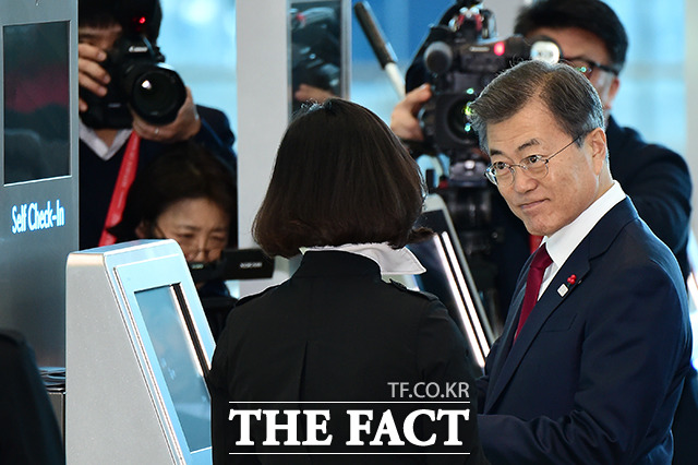 문재인 대통령이 12일 오후 인천국제공항 제2터미널 개장식에 참석해 무인 안내 로봇의 안내를 받으며 행사장으로 입장하고 있다. /인천국제공항=남용희 기자