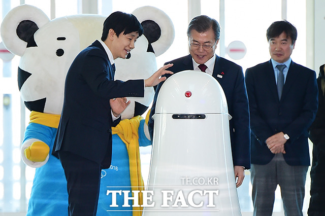 문재인 대통령이 12일 오후 인천국제공항 제2터미널 개장식에 참석해 무인 안내 로봇의 안내를 받으며 행사장으로 입장하고 있다. /인천국제공항=남용희 기자